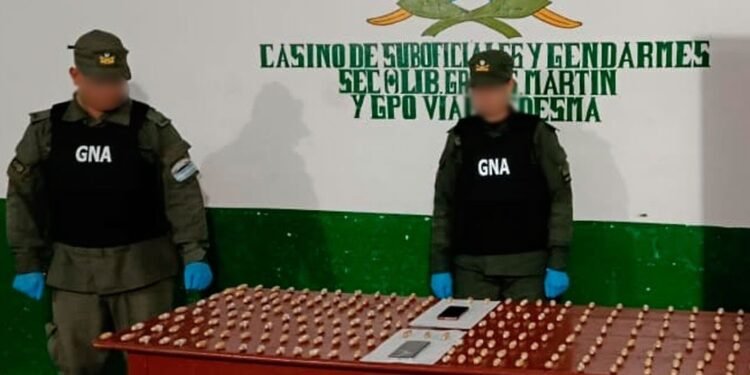Dos «mulas» bolivianas fueron detenidas con 216 cápsulas de cocaína ingeridas