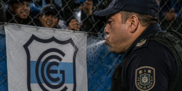 Escándalo en el clásico: imputaron a un policía salteño por escupir y agredir a la hinchada de Gimnasia de Jujuy