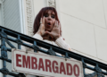 La Justicia ordenó el embargo del departamento donde Cristina Kirchner cumple prisión domiciliaria