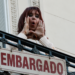 La Justicia ordenó el embargo del departamento donde Cristina Kirchner cumple prisión domiciliaria