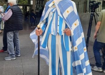 Murió Jorge Williams, el icónico sastre chubutense que convirtió la elegancia y la patria en un arte