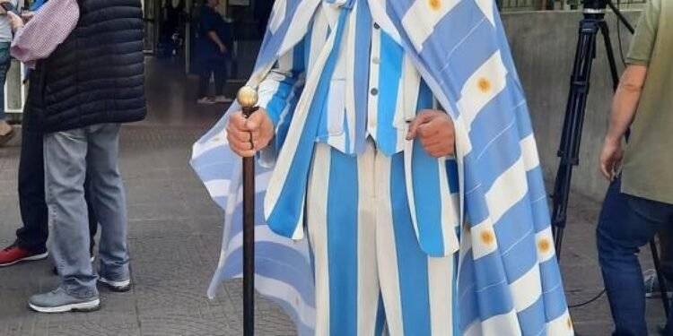 Murió Jorge Williams, el icónico sastre chubutense que convirtió la elegancia y la patria en un arte