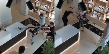 Tenso e insólito momento en Rusia cuando un robot reaccionó tras ser empujado por un cliente y debió ser contenido