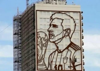 Impulsan un proyecto de ley para reemplazar una imagen de Evita por una de Lionel Messi en la avenida 9 de Julio