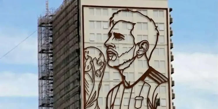 Impulsan un proyecto de ley para reemplazar una imagen de Evita por una de Lionel Messi en la avenida 9 de Julio