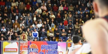 A pesar del apoyo de la gente, Jujuy Básquet tropezó en el debut