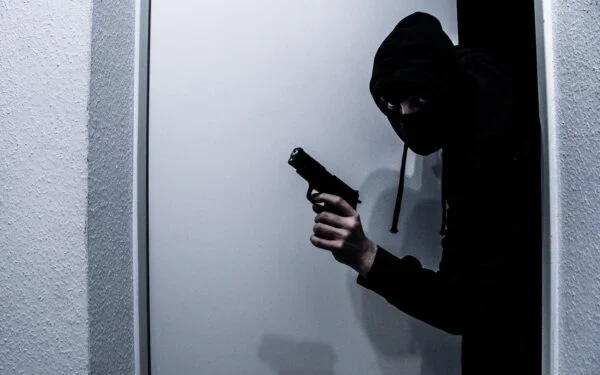 Violenta entradera en San Pedro: Delincuentes armados irrumpieron en una vivienda y golpearon a tres hermanos