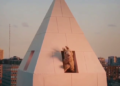 De ícono a ícono: “La llama que llama” reapareció en el Obelisco para despedir a Messi
