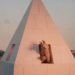 De ícono a ícono: “La llama que llama” reapareció en el Obelisco para despedir a Messi