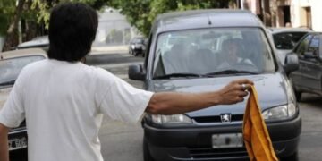 Guerra a los “trapitos”: Santa Fe prohibió el cuidado de autos en la calle y fijó penas de arresto de hasta 80 días