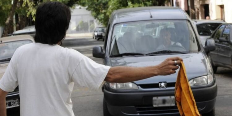 Guerra a los “trapitos”: Santa Fe prohibió el cuidado de autos en la calle y fijó penas de arresto de hasta 80 días